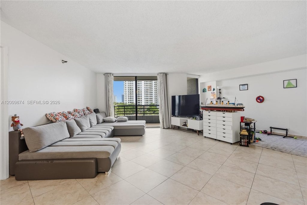 1BR – Condo at 3300 NE 191st St Apt 609
