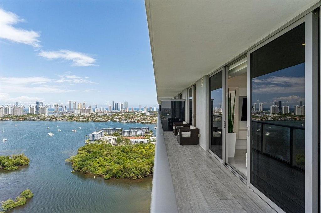 3BR – Condo at 16385 Biscayne Blvd Unit 3001