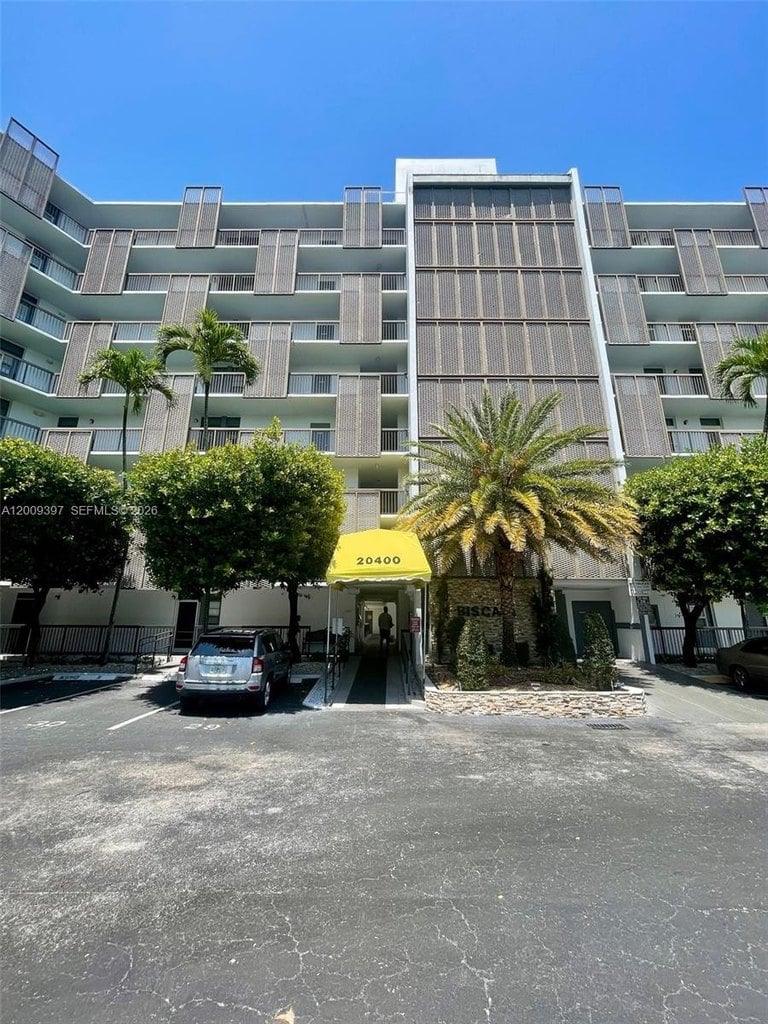 2BR – Condo at 20400 W Country Club Dr Apt 608
