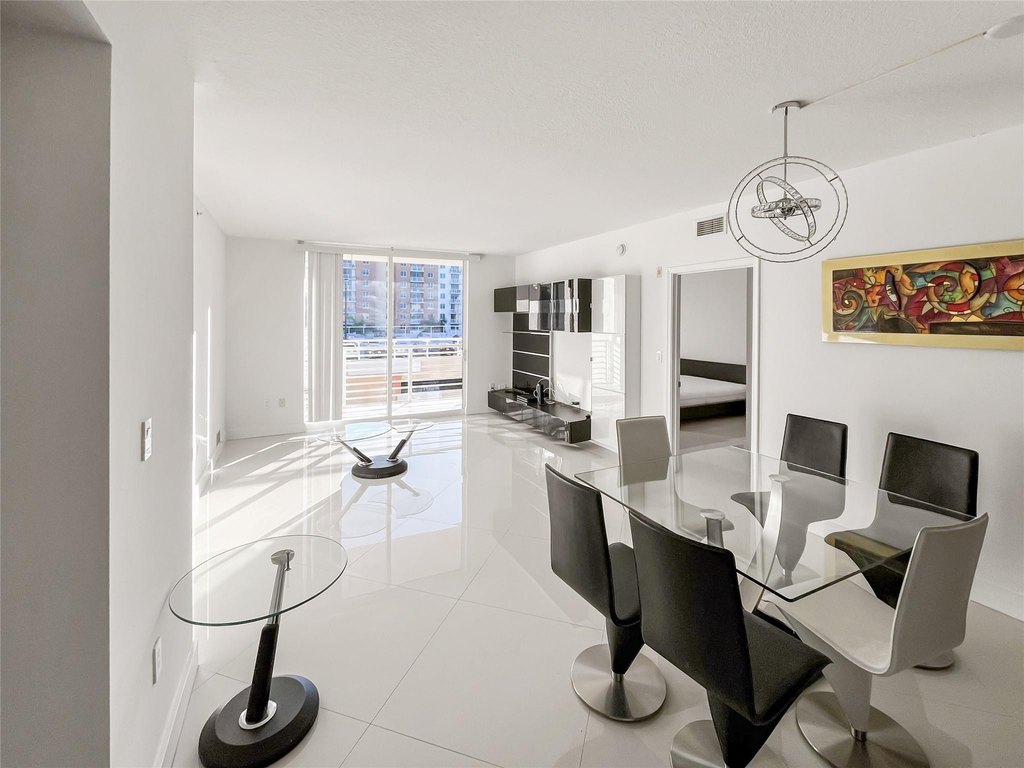 2BR – Condo at 2775 NE 187th St Apt 627