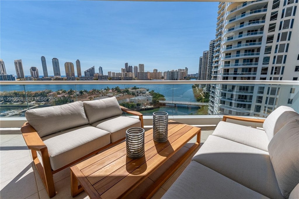 3BR – Condo at 7000 Island Blvd Apt 1402