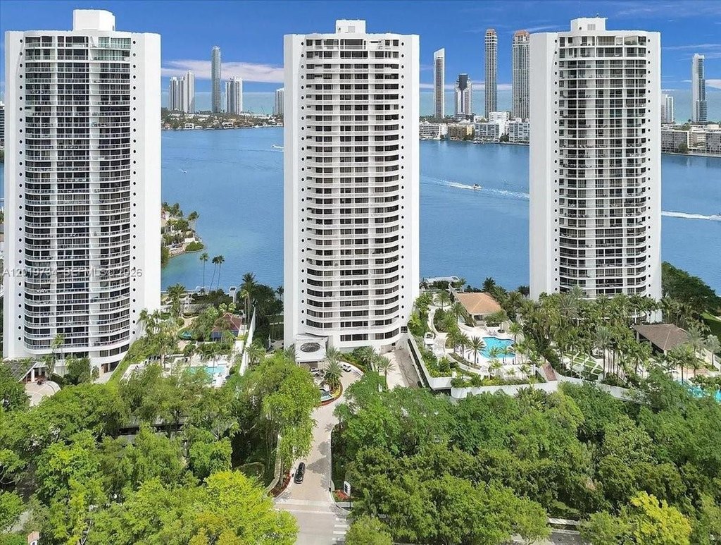 3BR – Condo at 3000 Island Blvd Apt 2802