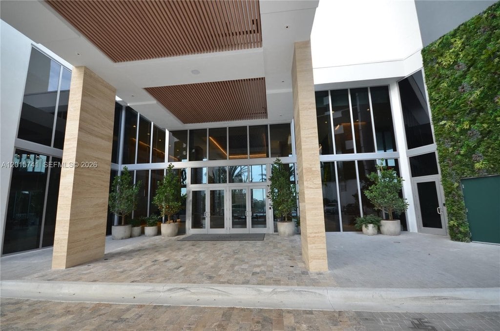 2BR – Condo at 16385 Biscayne Blvd Unit 519