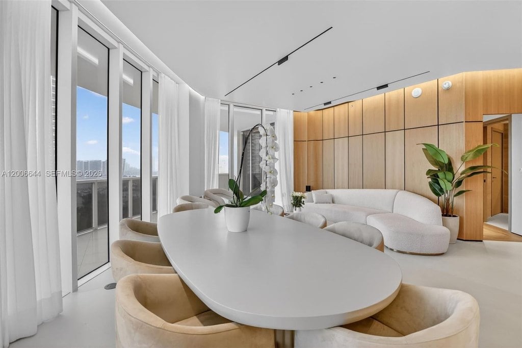 3BR – Condo at 4100 Island Blvd Unit 904
