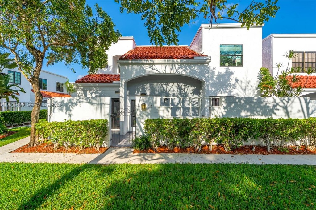 3BR – Townhouse at 20904 Leeward Ct Unit 221-2