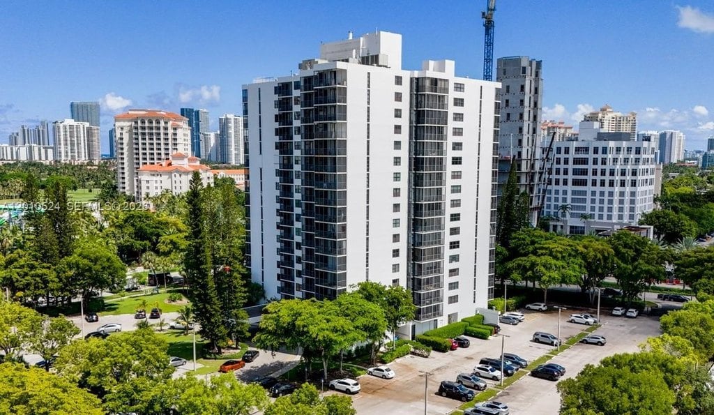 2BR – Condo at 20100 W Country Club Dr Apt 504