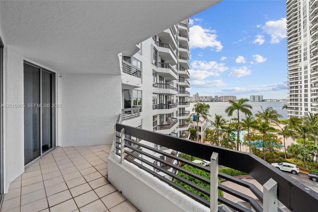 1BR – Condo at 19195 NE 36th Ct Unit 604
