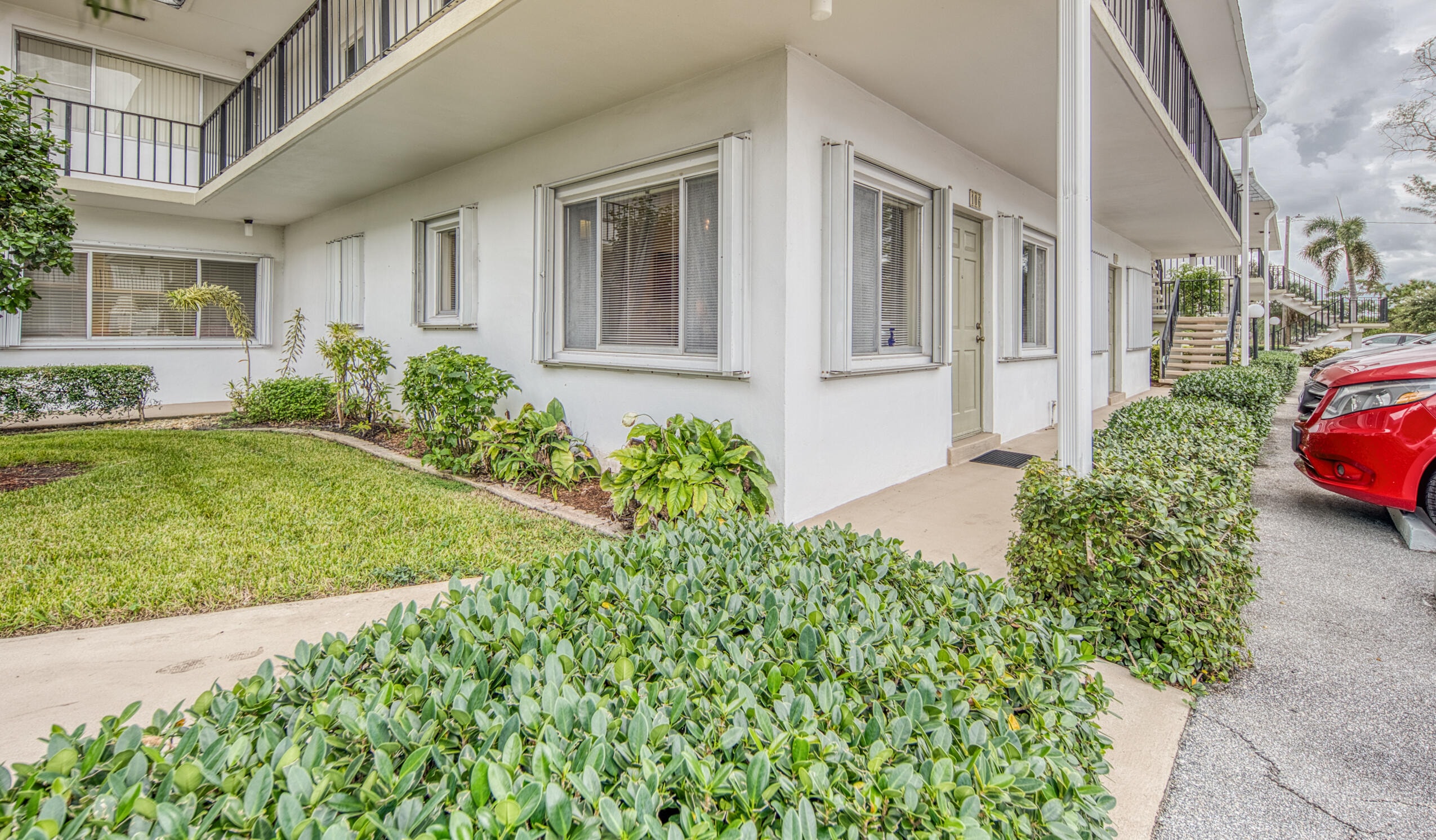 1BR – Condominium at 3040 Lake Osborne Drive #106
