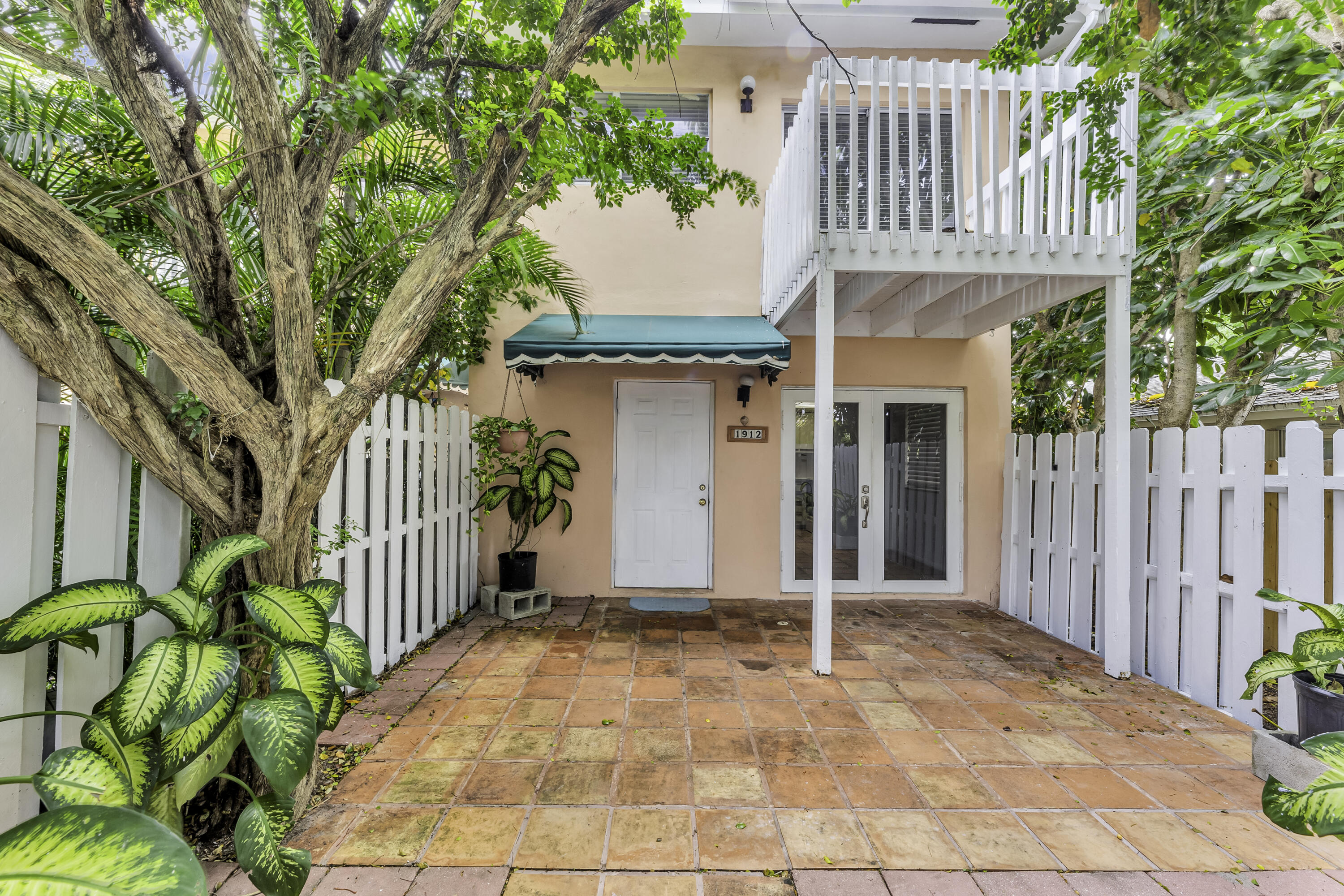 2BR – Townhouse at 1912 NE 6th Street