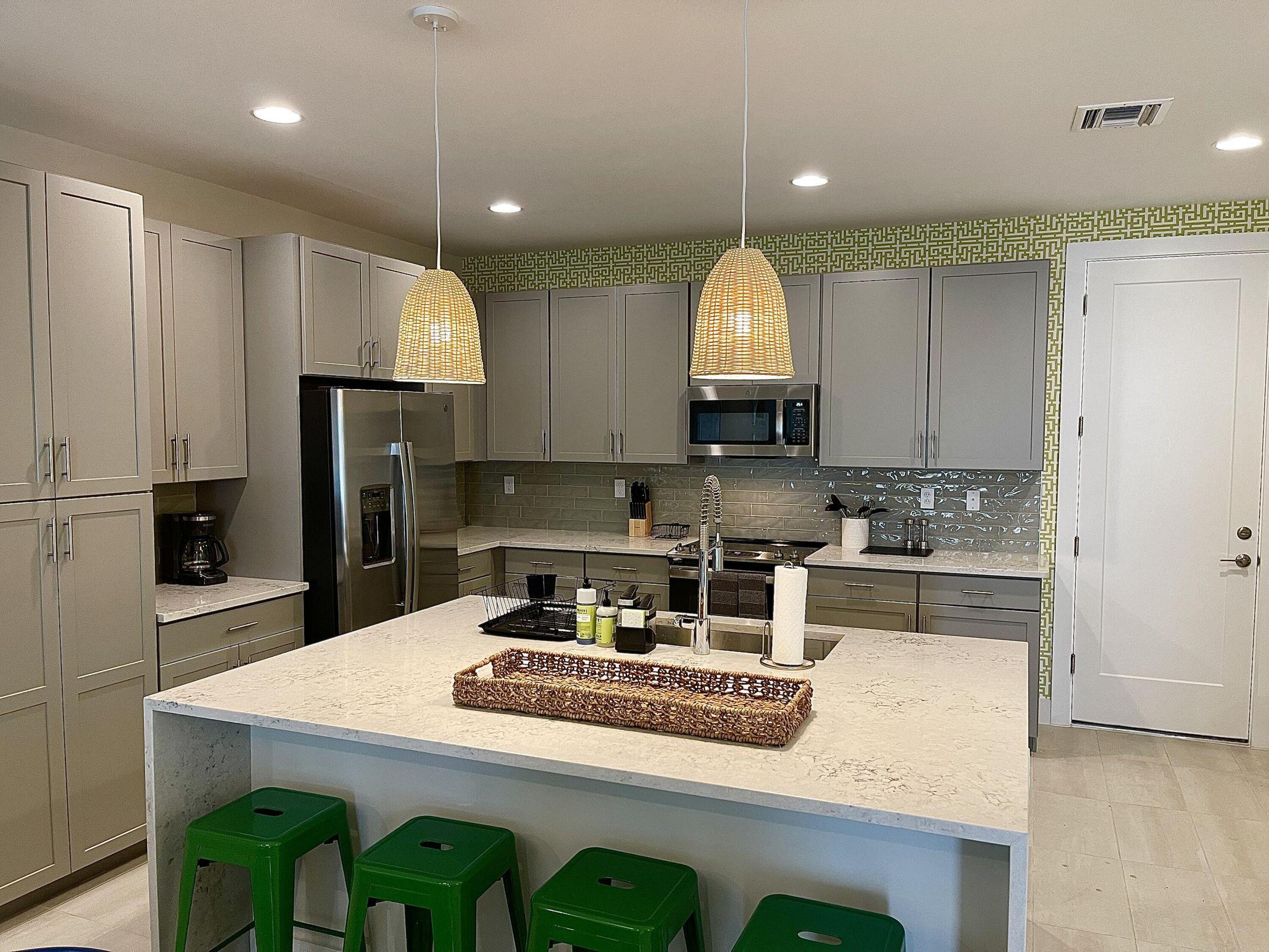 3BR – Townhouse at 3860 Lambert Avenue