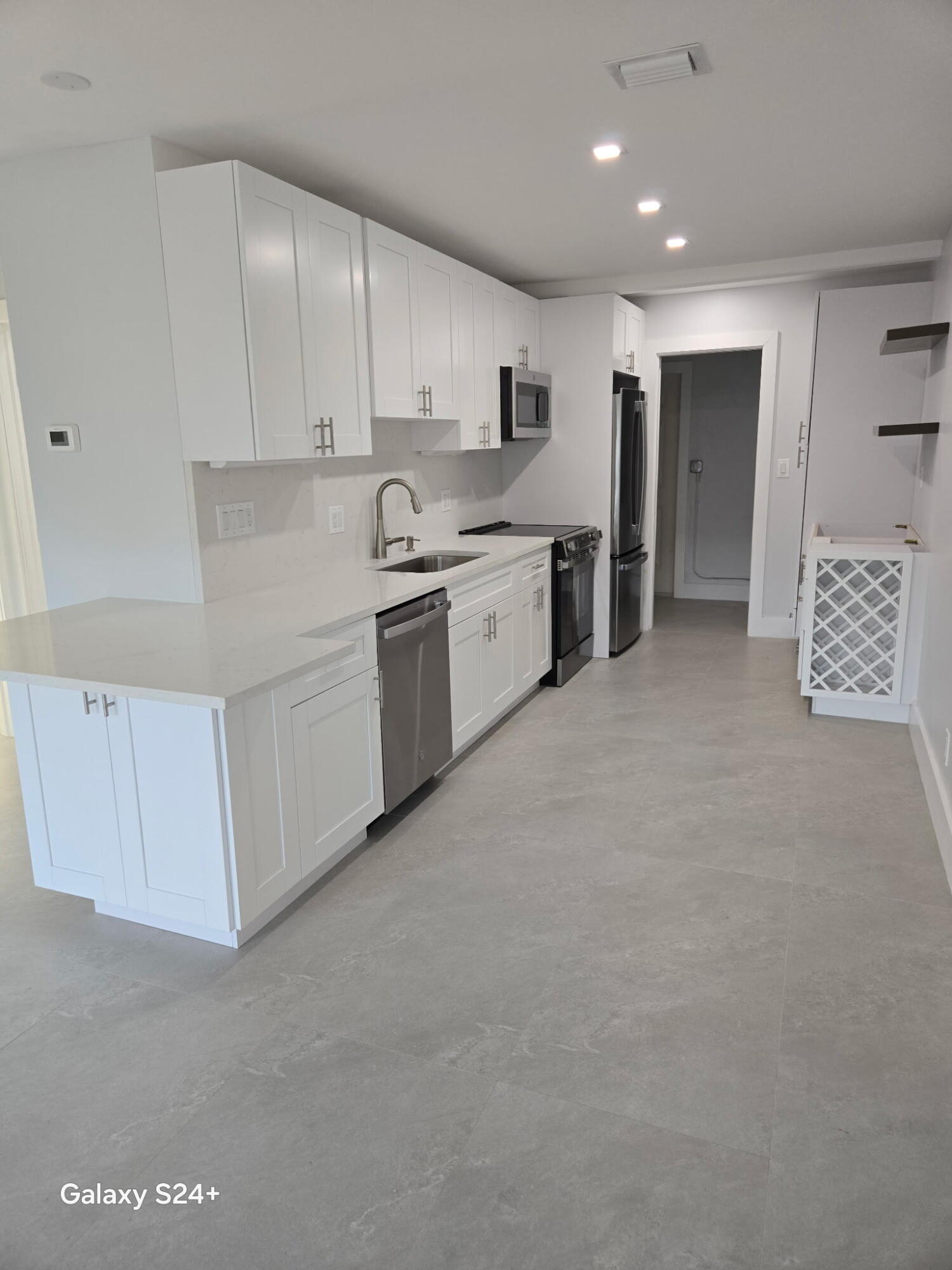 2BR – Apartment at 4951 SW 28th Terrace #2