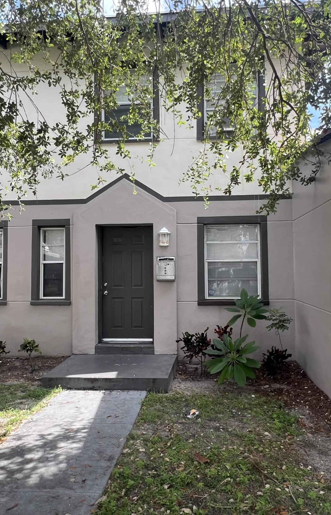 2BR – Townhouse at 2722 Poinsettia Avenue