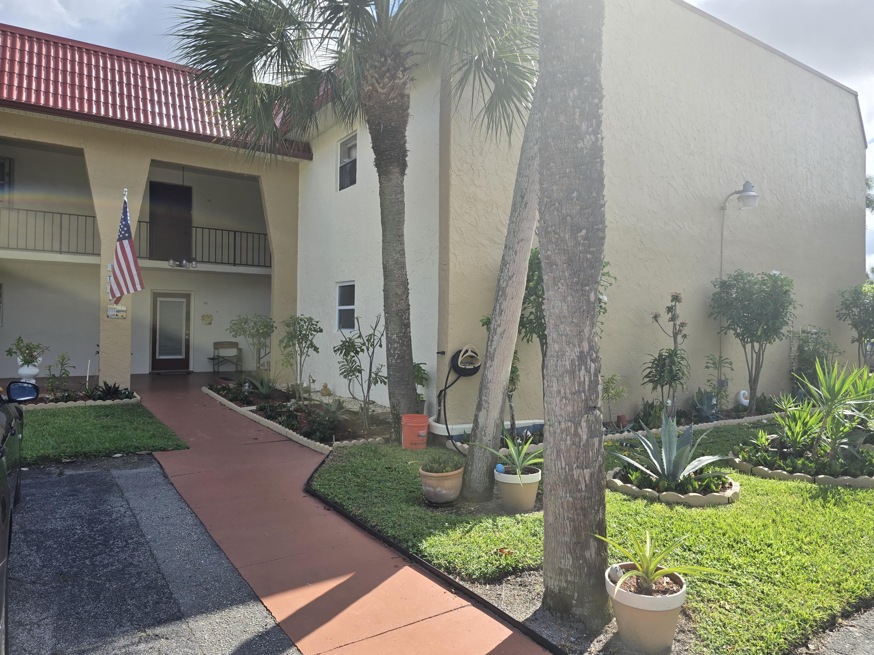 2BR – Condominium at 112 Lake Dora Drive