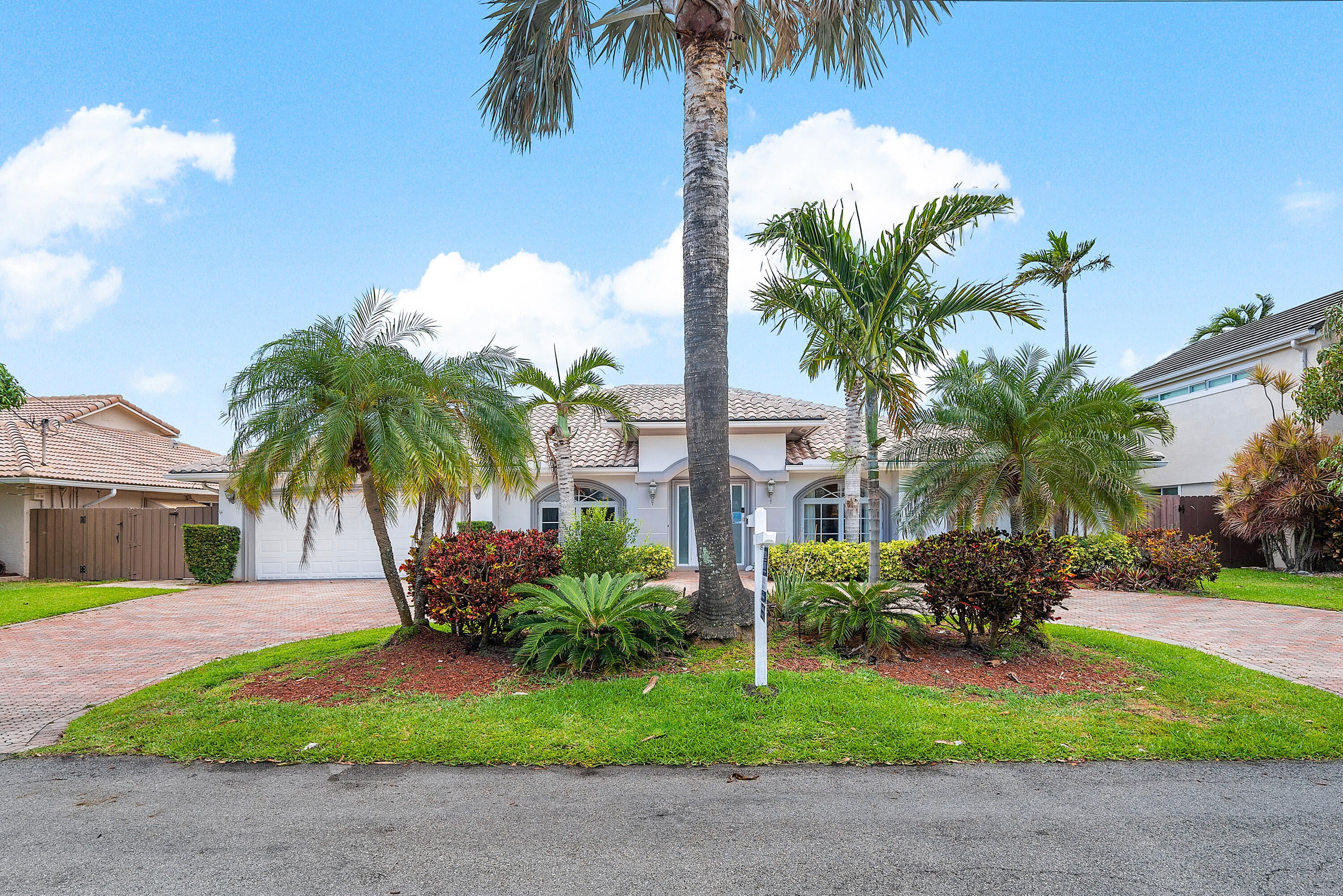 4BR – SingleFamilyResidence at 41 Castle Harbor Island