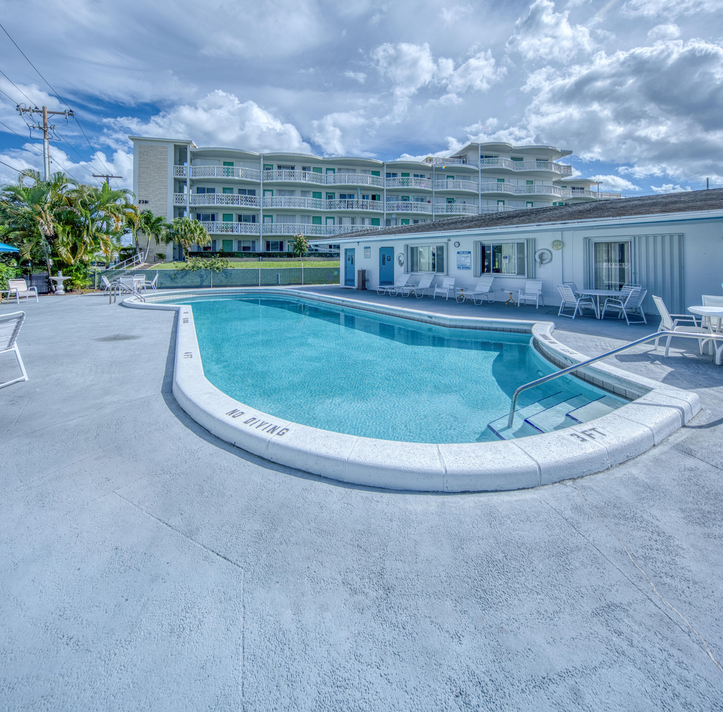 2BR – Condominium at 2400 Lake Osborne Drive #205