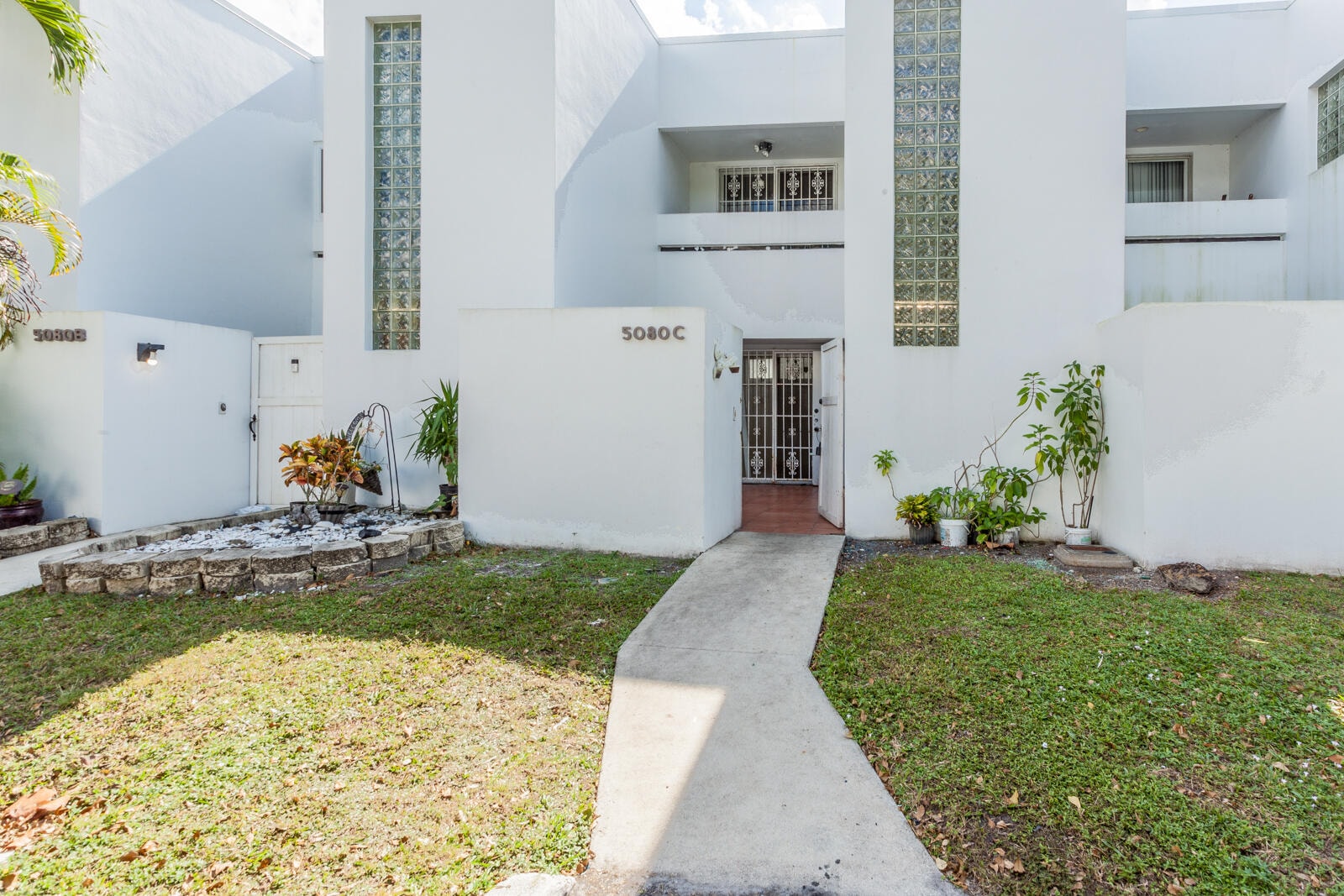 2BR – Townhouse at 5080 Elmhurst #C
