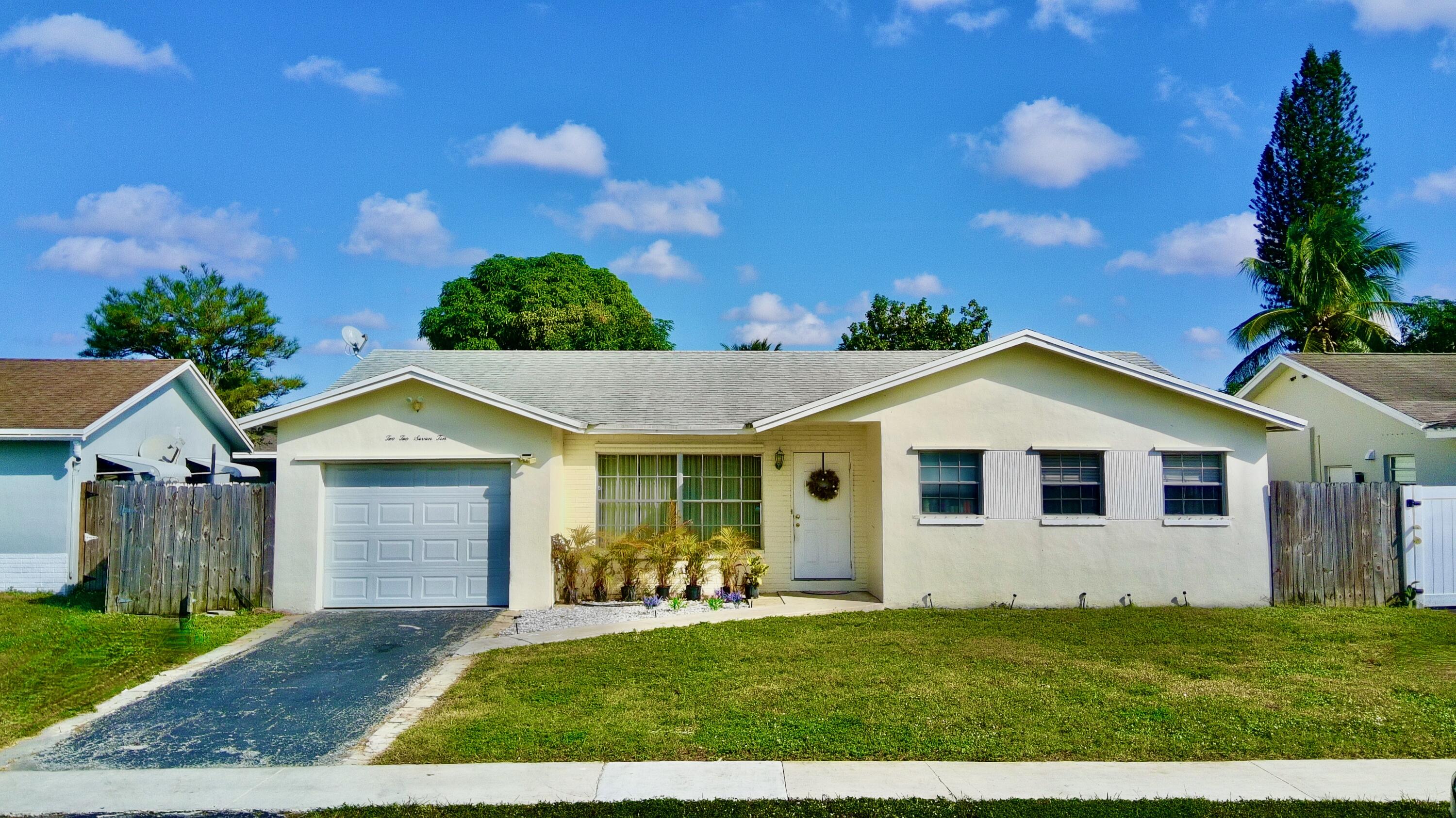 4BR – SingleFamilyResidence at 22710 SW 65th Circle