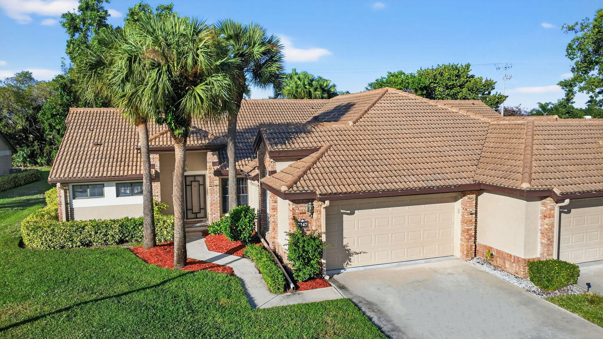 2BR – RES at 7147 Le Chalet Boulevard