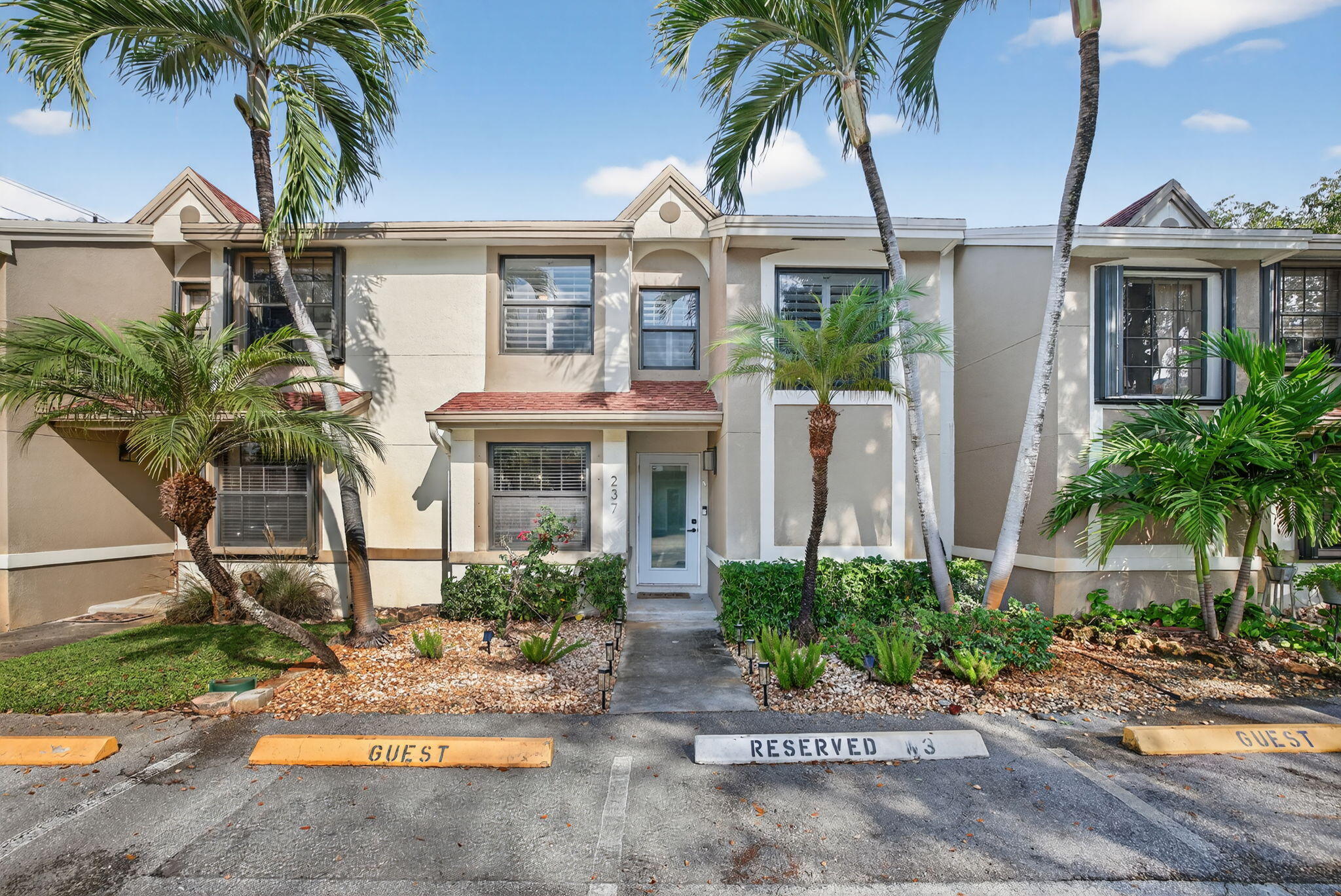 3BR – Townhouse at 237 City View Drive #237