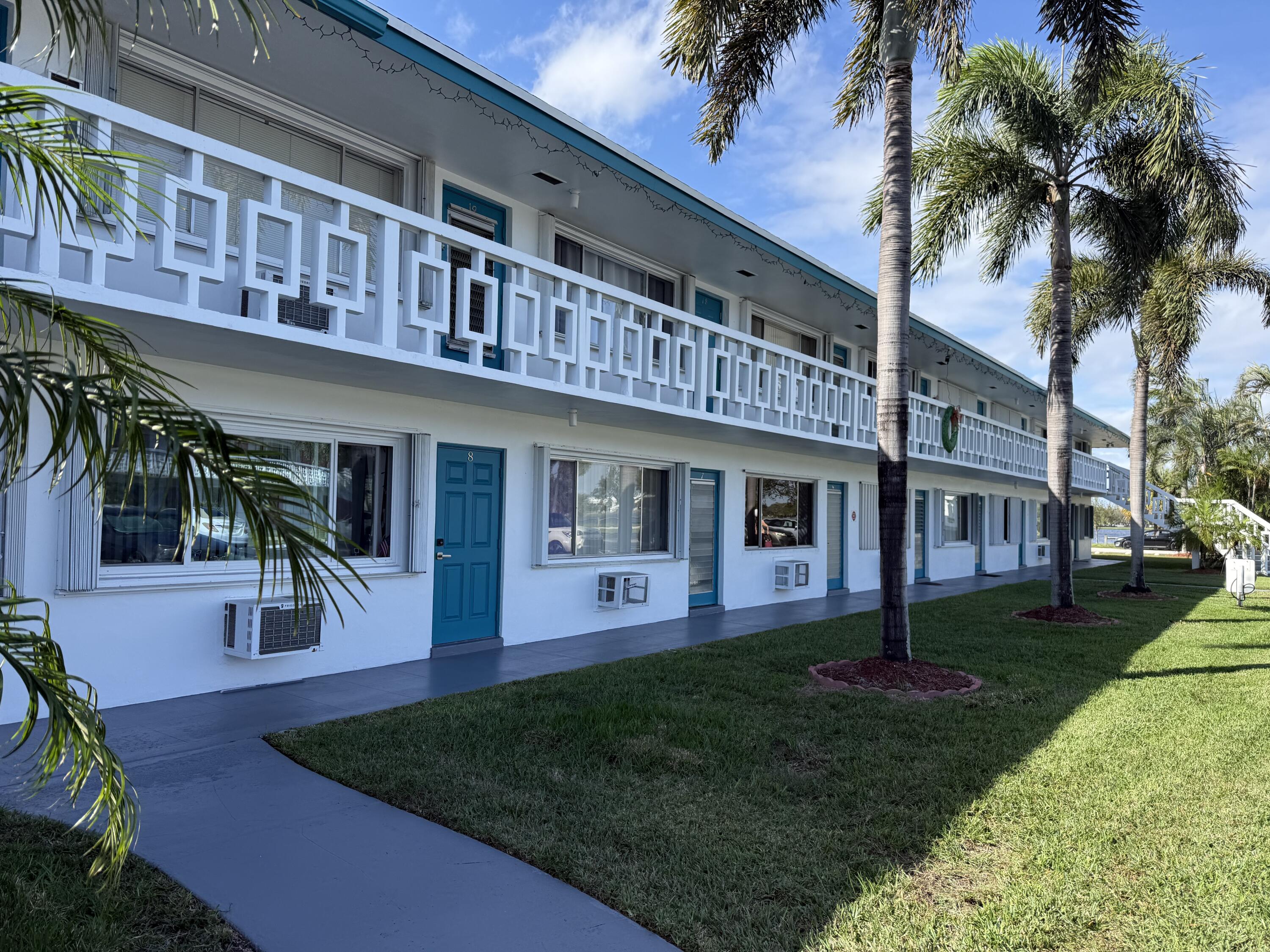 1BR – Condominium at 2204 Lake Osborne Drive #5
