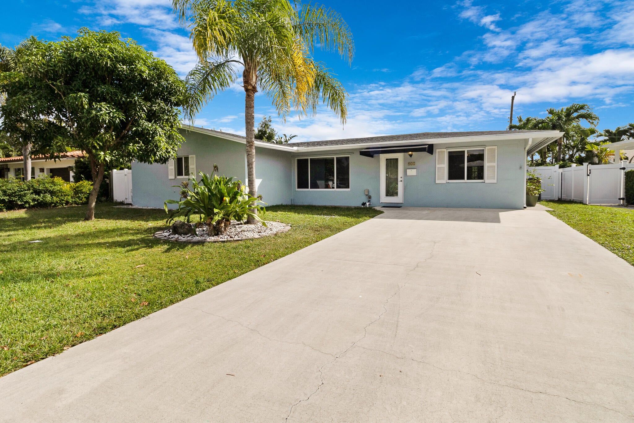 3BR – SingleFamilyResidence at 912 SE 8th Court