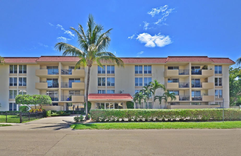 2BR – Condominium at 1000 Spanish River Road #3k