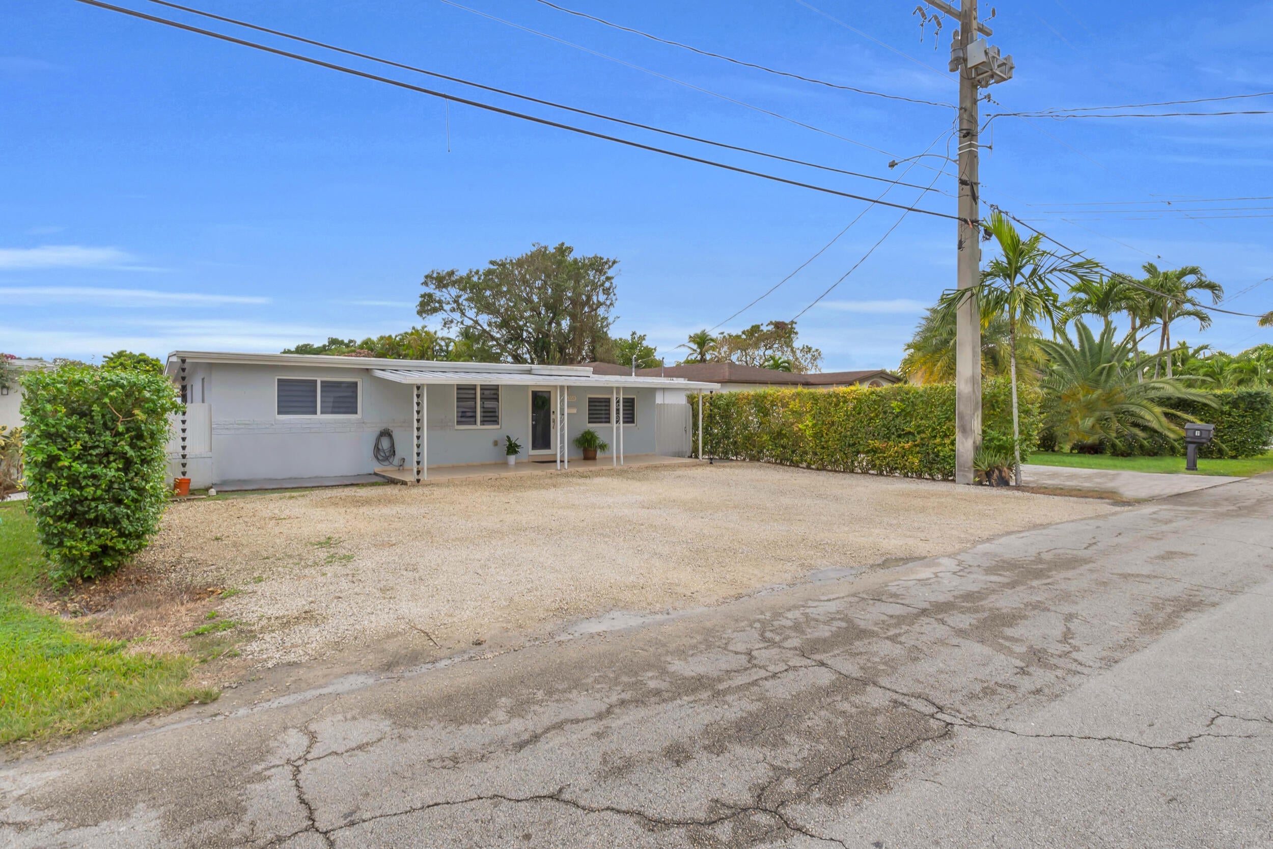 3BR – SingleFamilyResidence at 6350 SW 32 Street