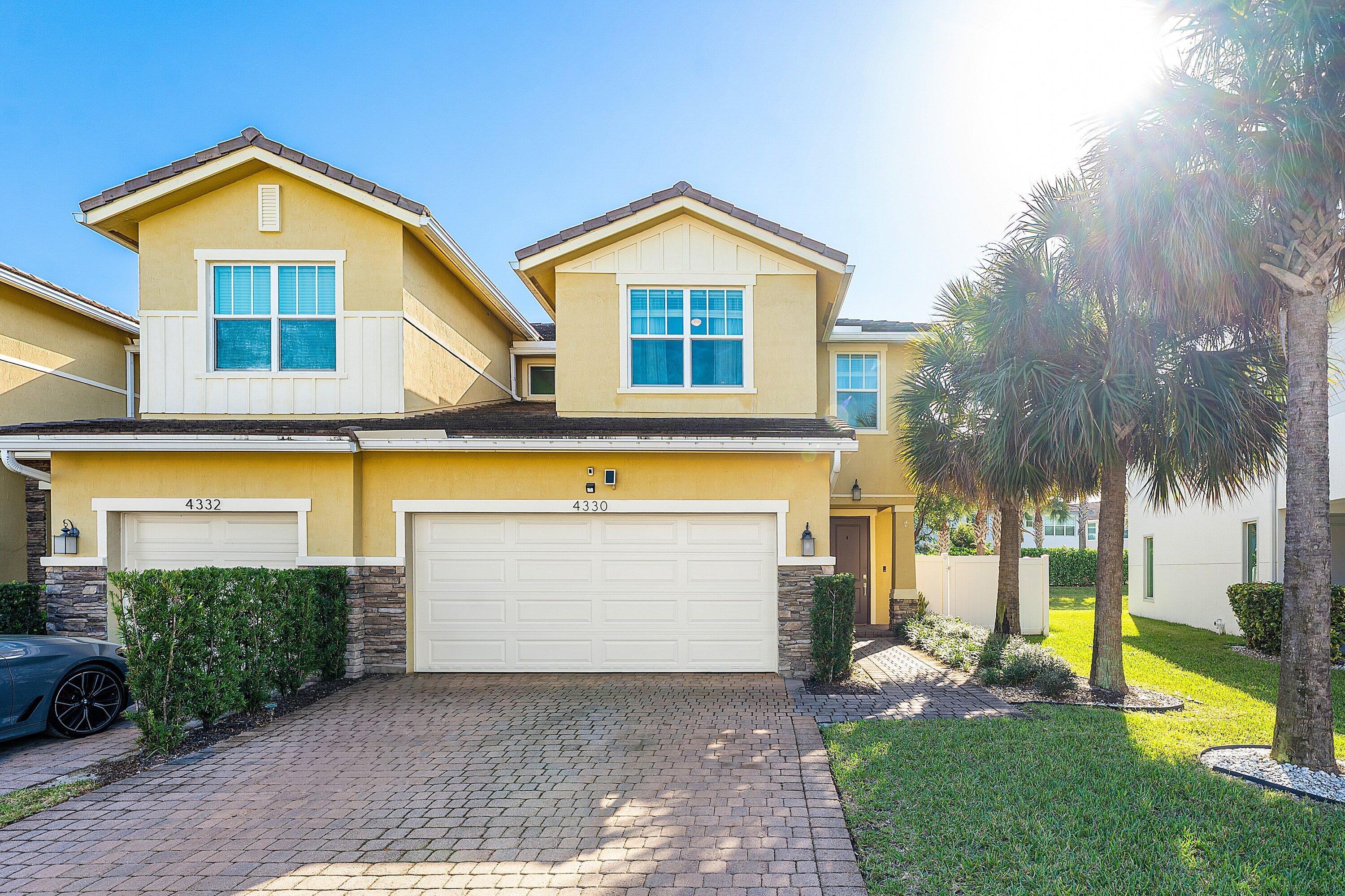 3BR – Townhouse at 4330 Lago Drive