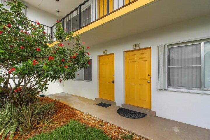 1BR – Condominium at 3000 Lake Osborne Drive #107