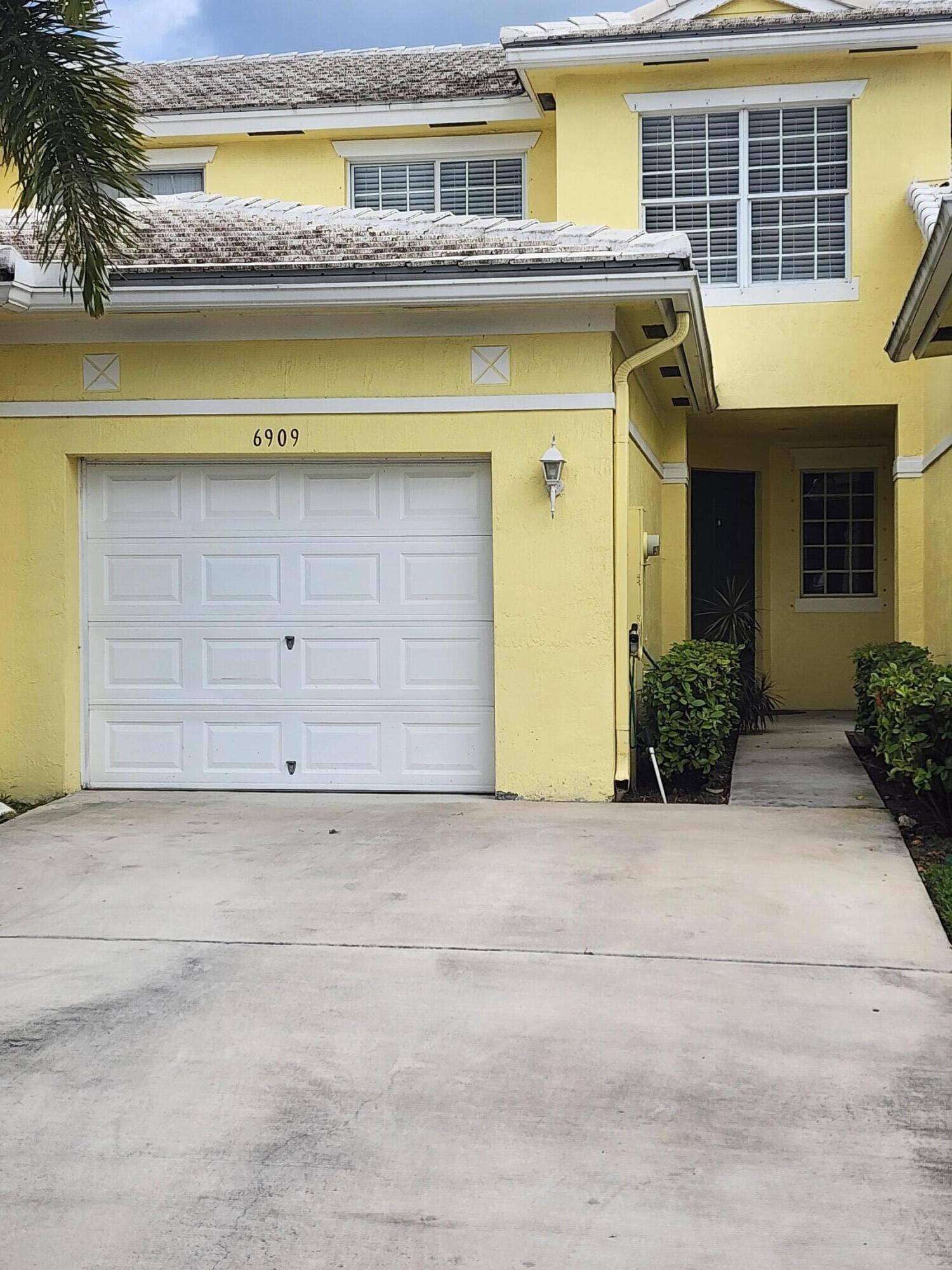 2BR – Townhouse at 6909 Blue Skies Drive