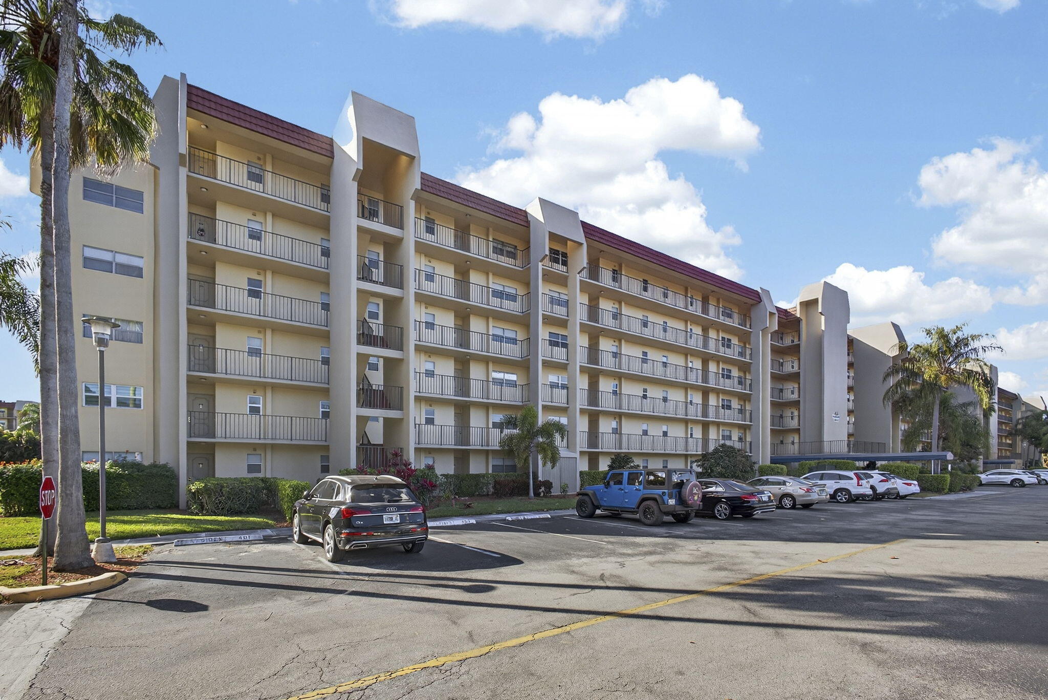 2BR – Condominium at 3590 Via Poinciana #202