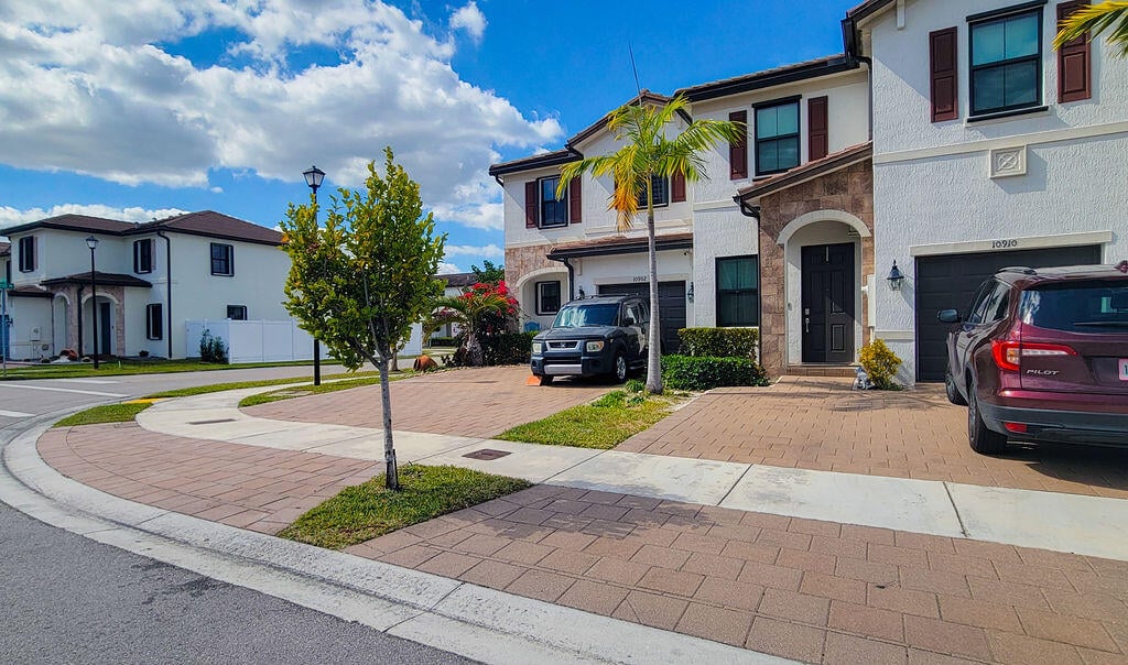 3BR – Townhouse at 10902 W 33rd Way