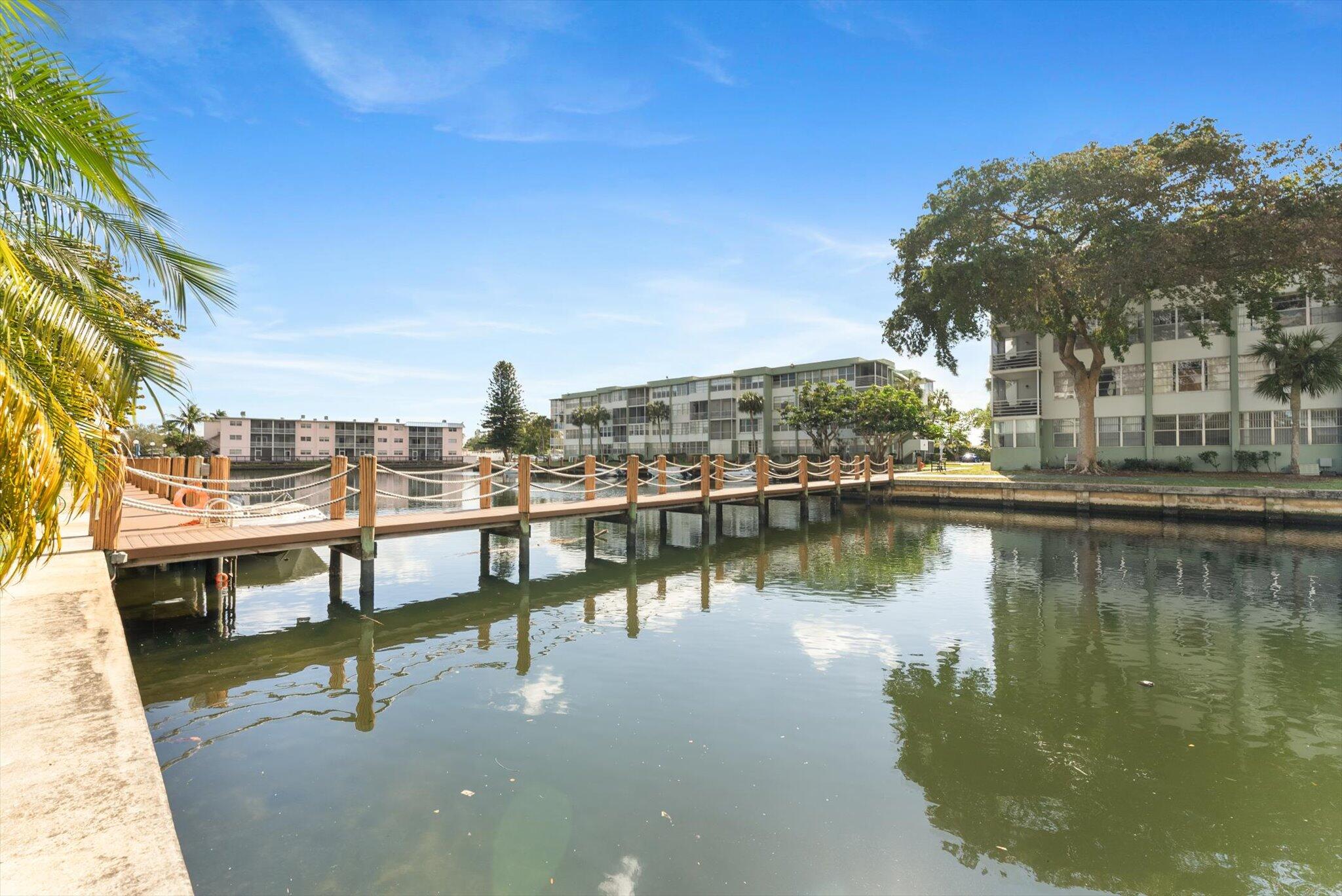 2BR – Condominium at 2751 Taft Street #403