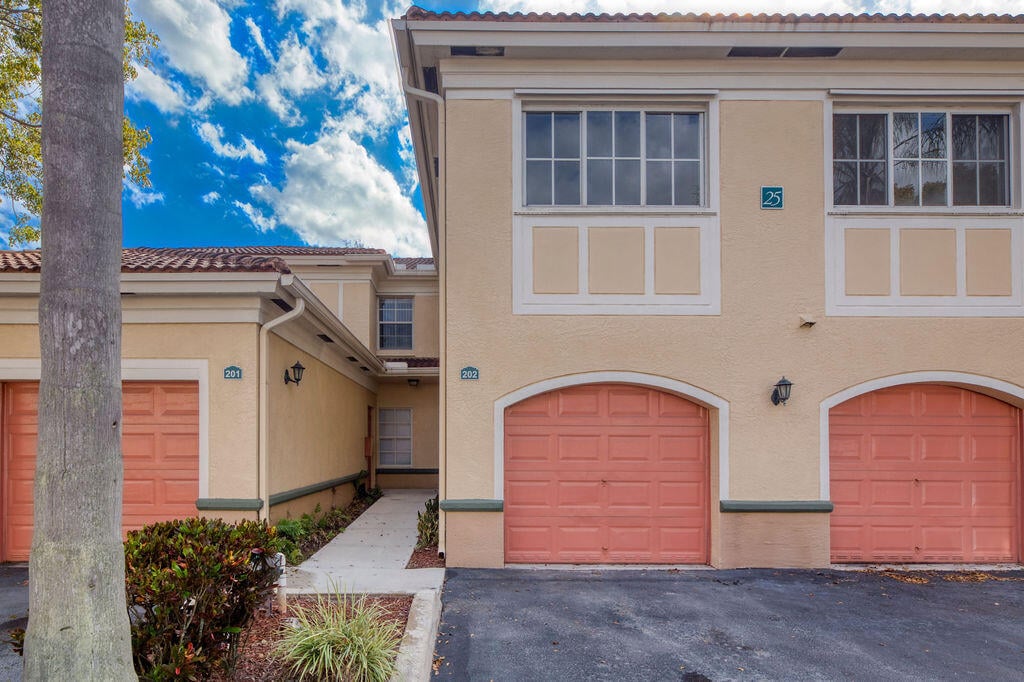 3BR – Townhouse at 2400 Centergate Dr #202