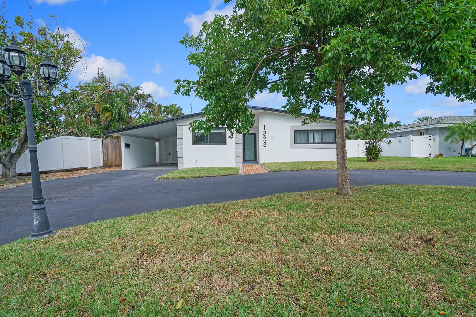3BR – SingleFamilyResidence at 1333 SE 8th Street