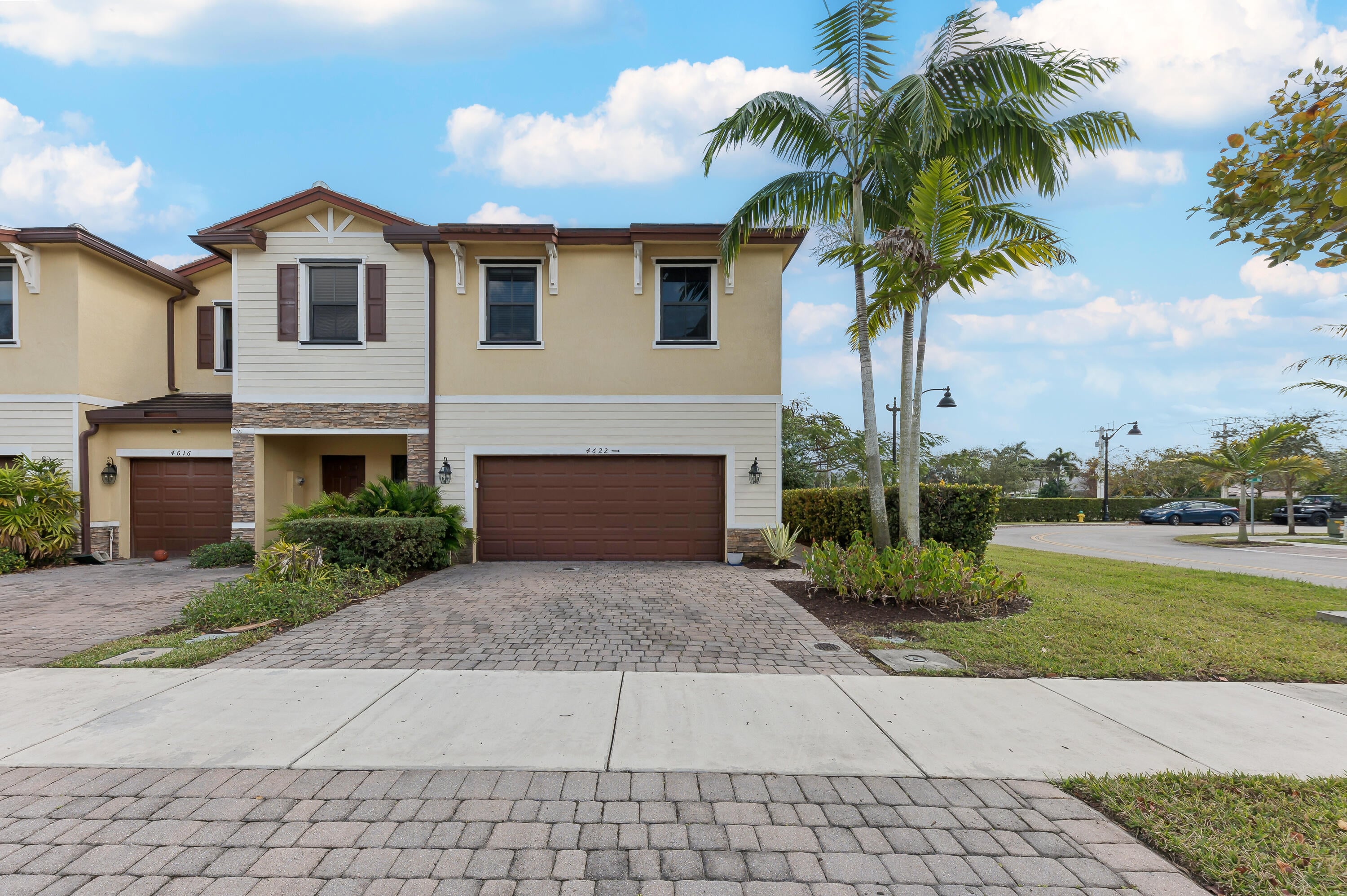 3BR – Townhouse at 4622 Belgian Lane