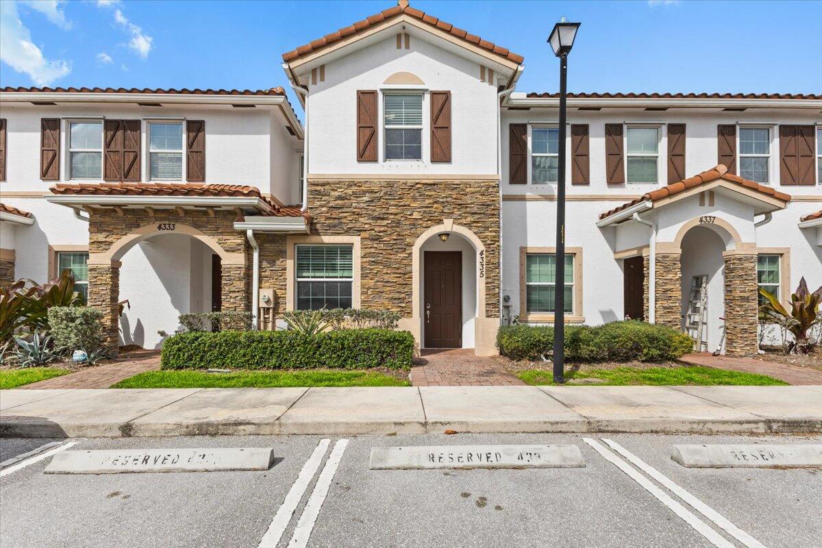 3BR – Townhouse at 4335 Maybelle Lane