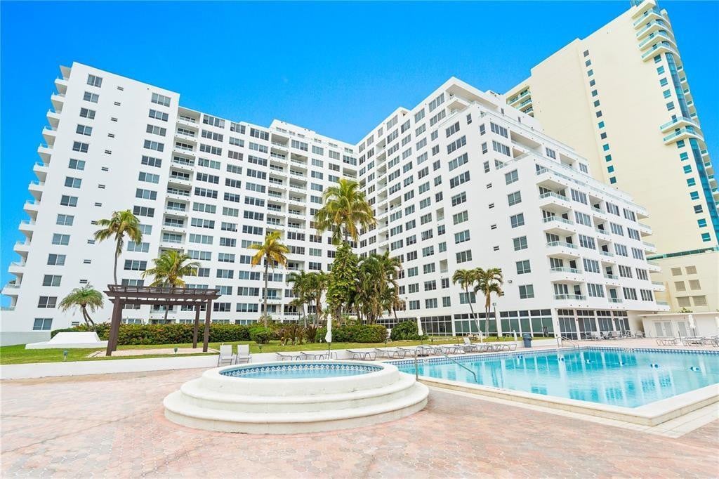 3BR – Condominium at 5005 Collins Avenue #1210