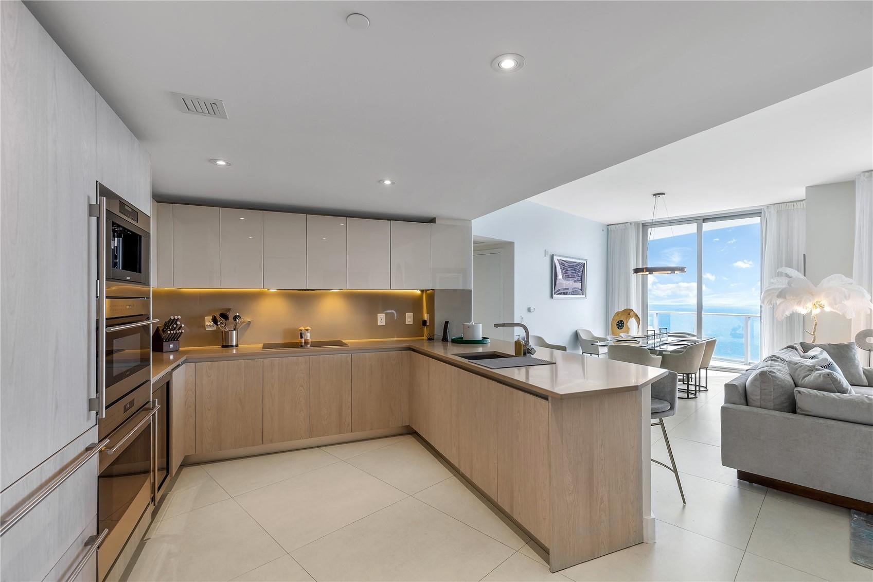 4BR – Condominium at 4111 S Ocean Drive #Lph3/5