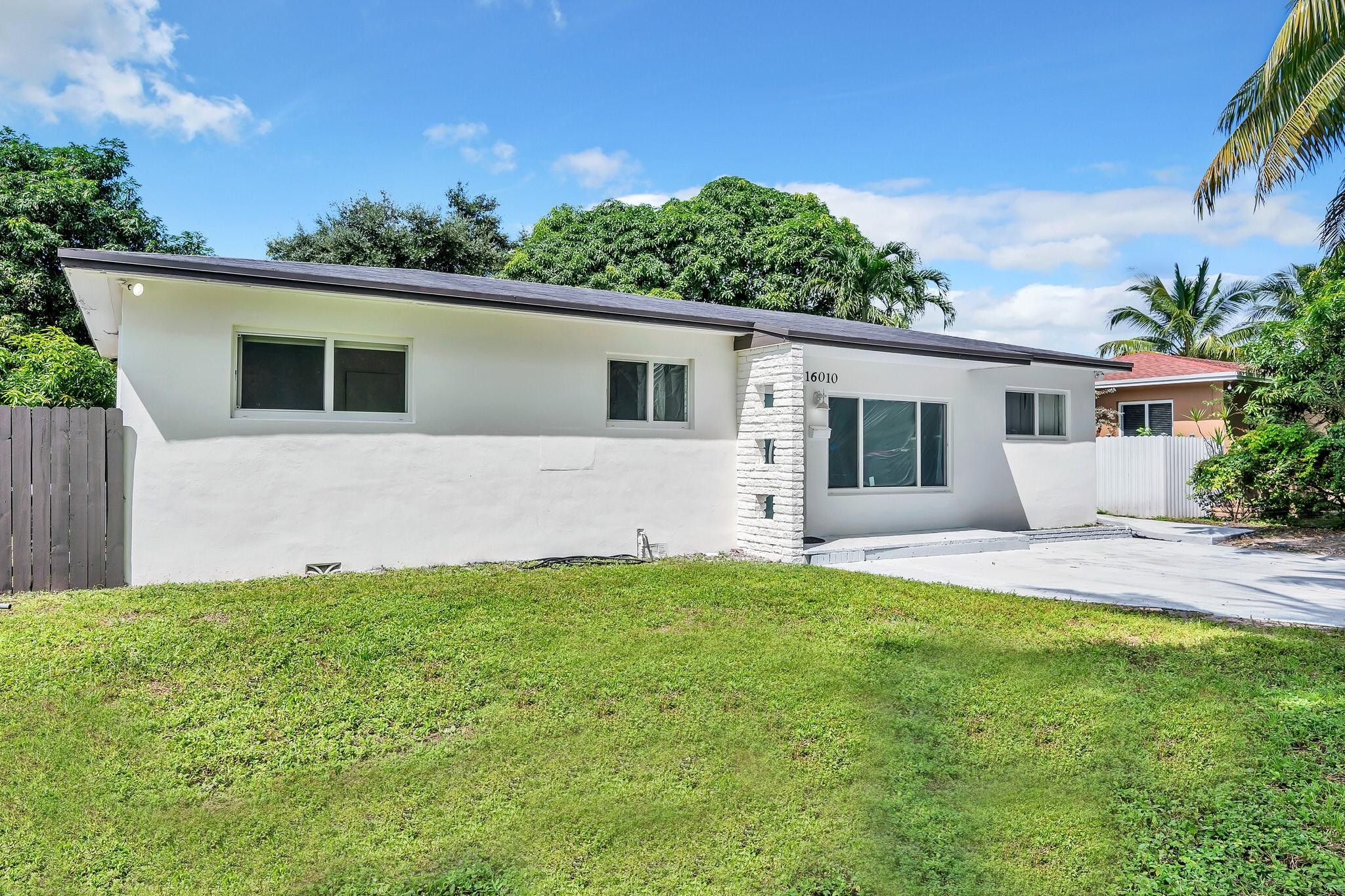 5BR – SingleFamilyResidence at 16010 NE 5th Avenue