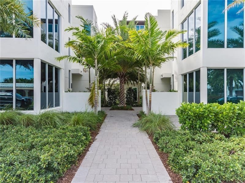 4BR – Townhouse at 240 Shore Court