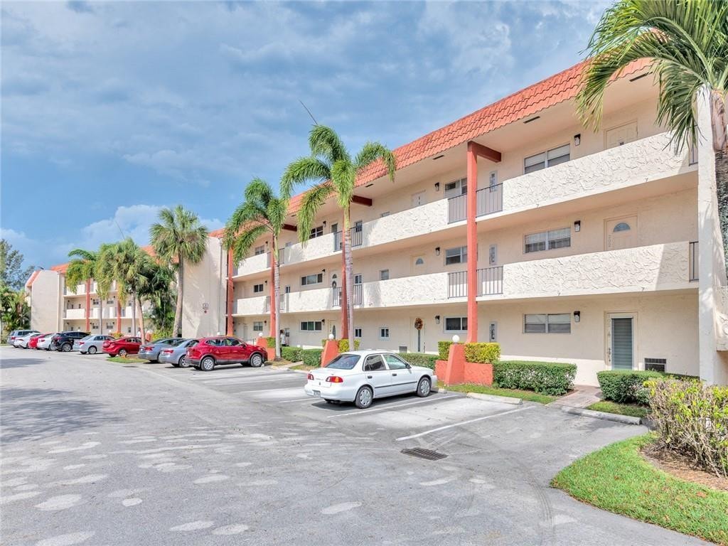 2BR – Condominium at 9800 N Hollybrook Lake Drive #202