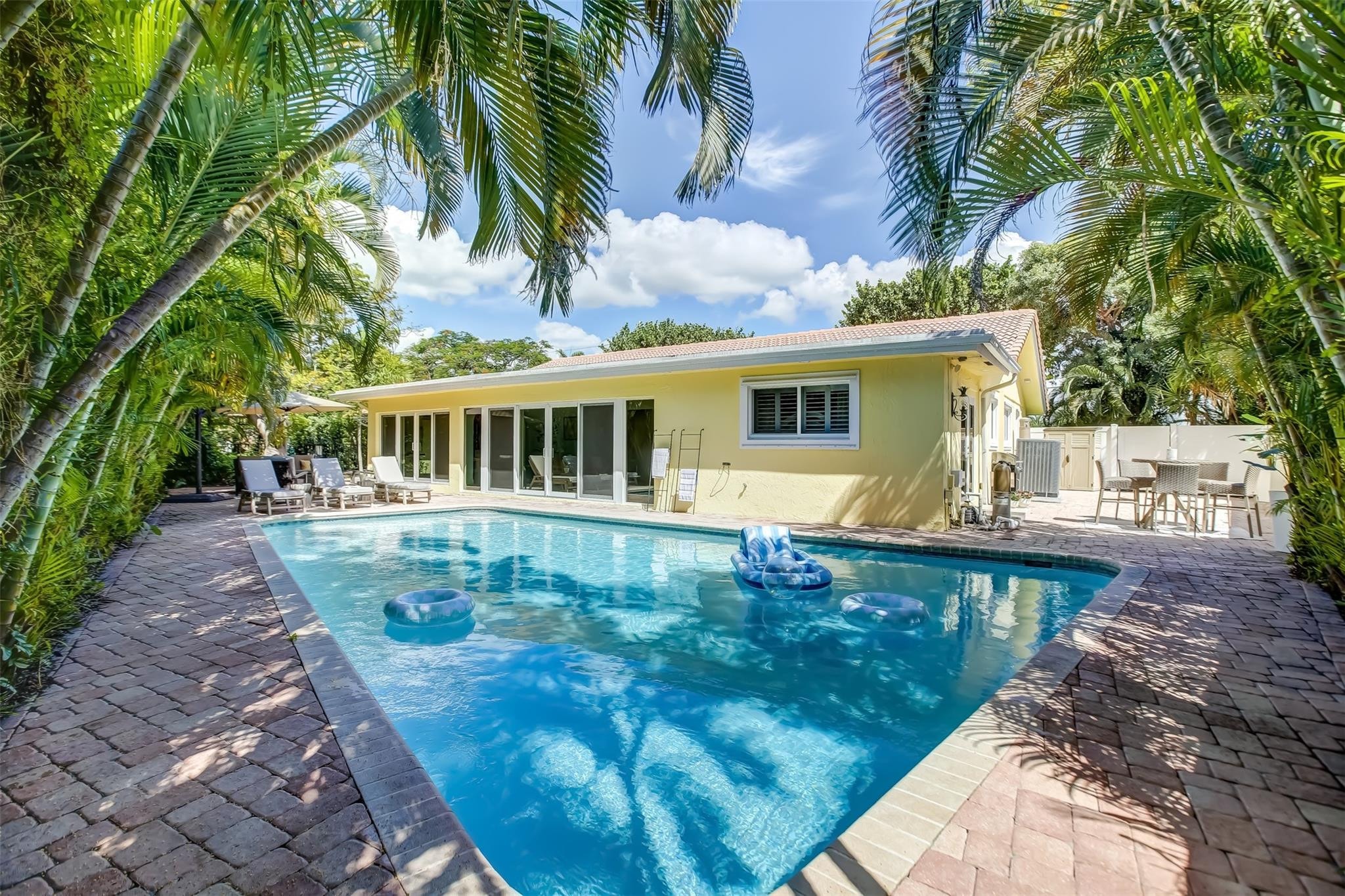 4BR – SingleFamilyResidence at 2600 N Riverside Drive