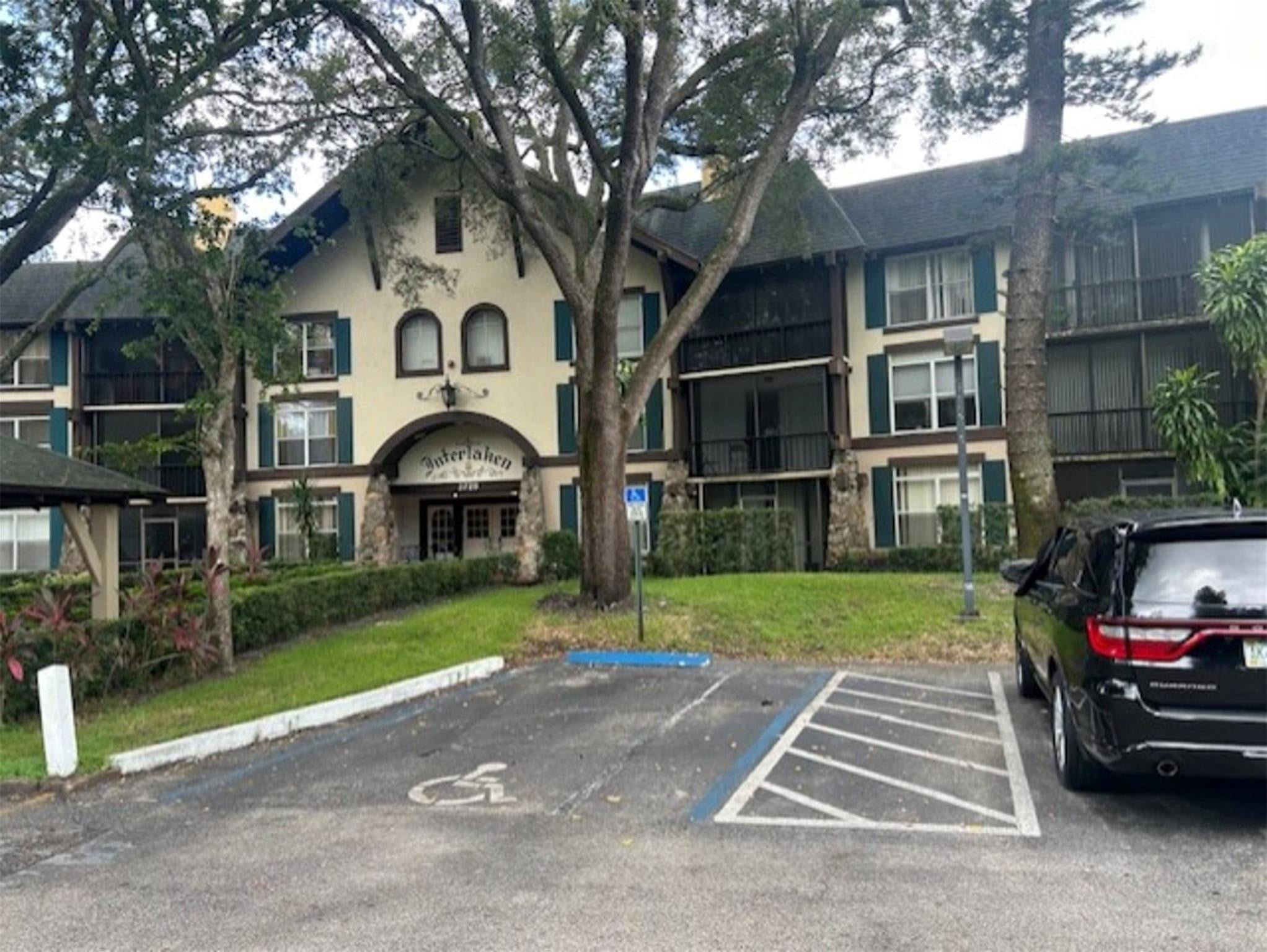 3BR – Condominium at 3720 Inverrary Drive #1t