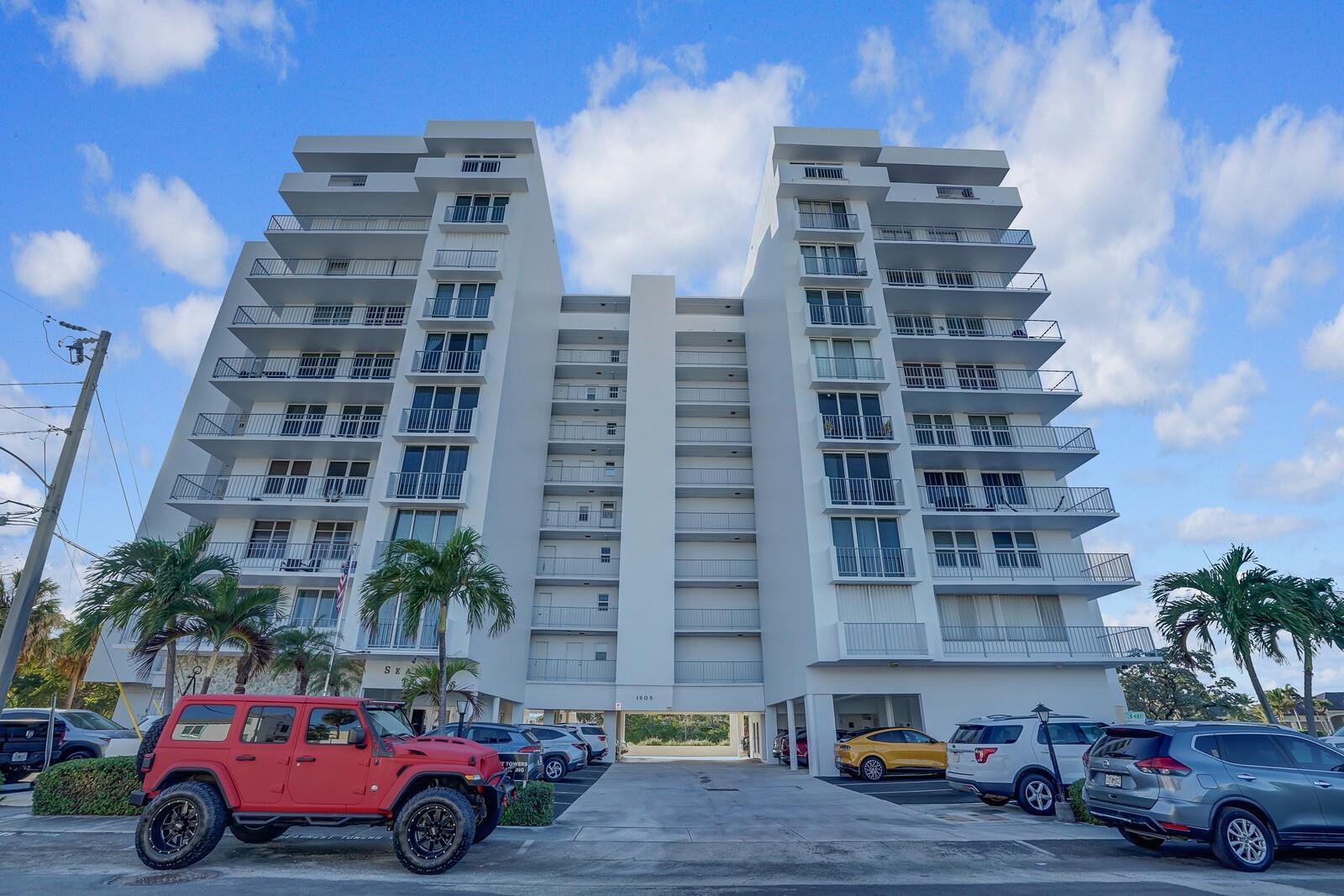 1BR – Condominium at 1609 N Riverside Drive #304