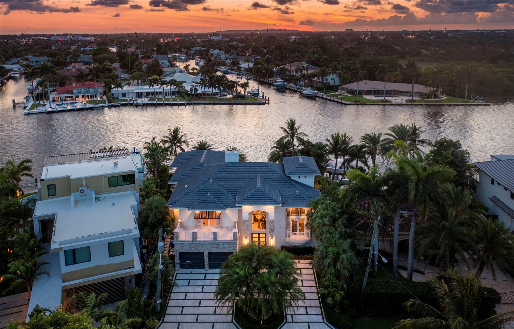 6BR – SingleFamilyResidence at 2307 N Riverside Drive
