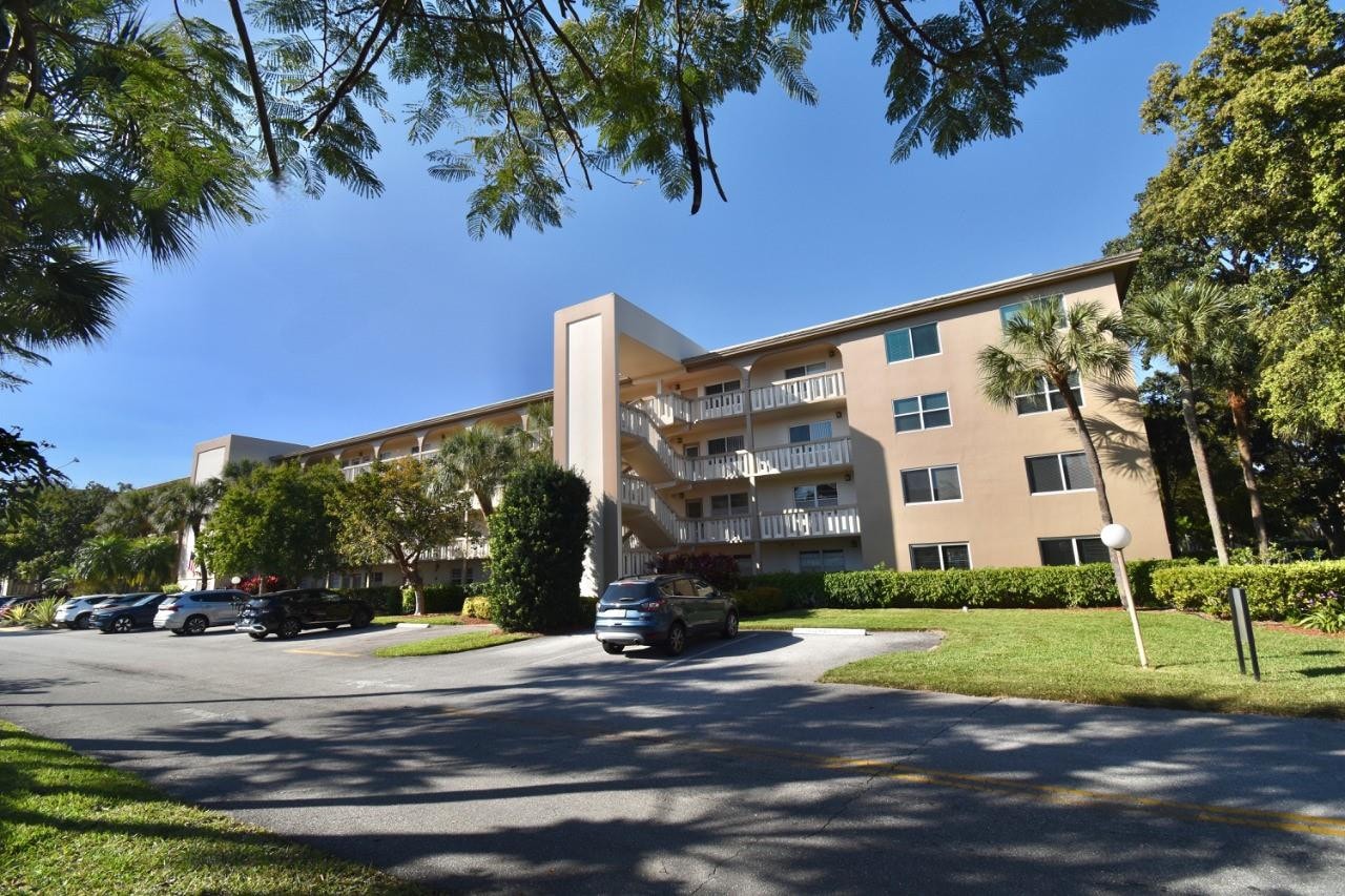 2BR – Condominium at 4301 Martinique Circle #K1