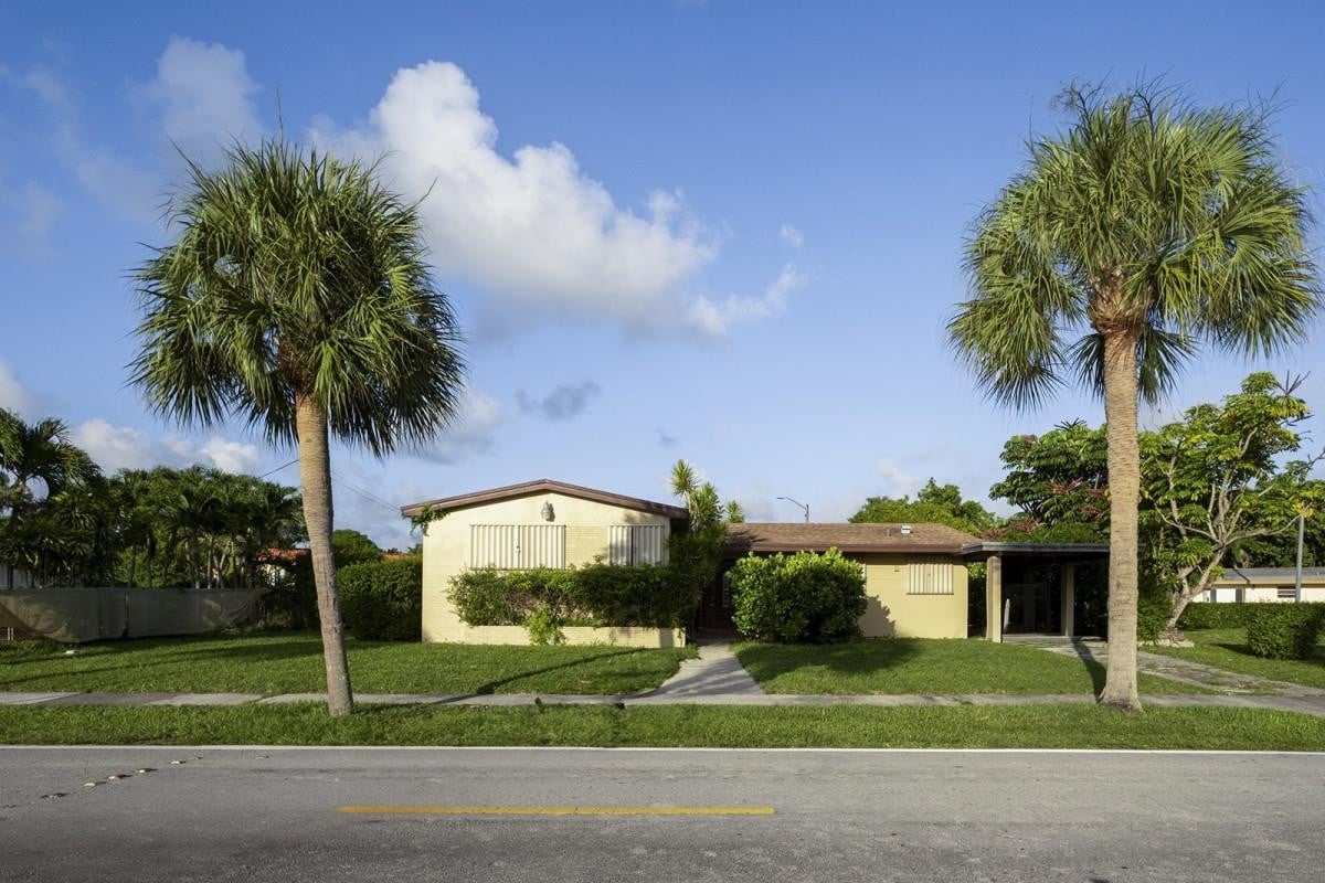 3BR – SingleFamilyResidence at 18140 S Glades Drive