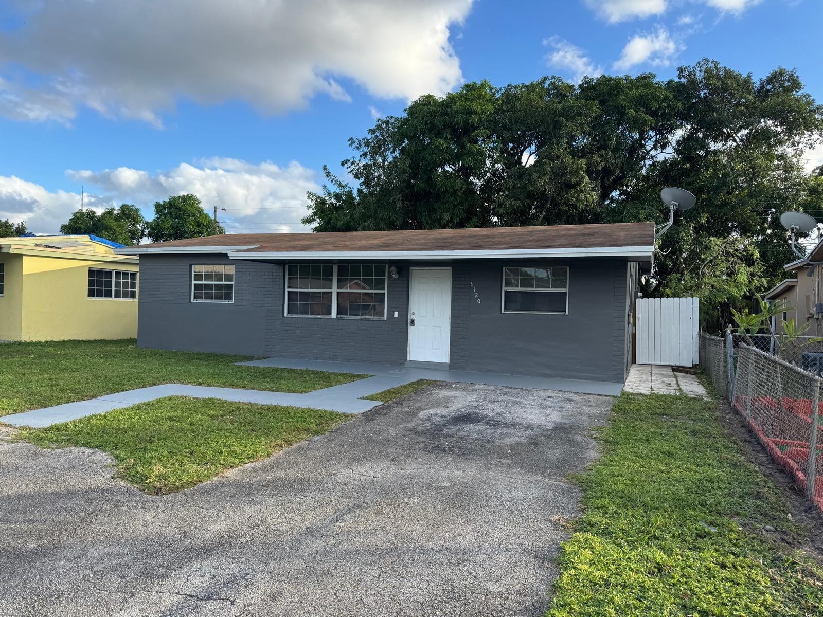 3BR – SingleFamilyResidence at 6120 SW 22nd Court