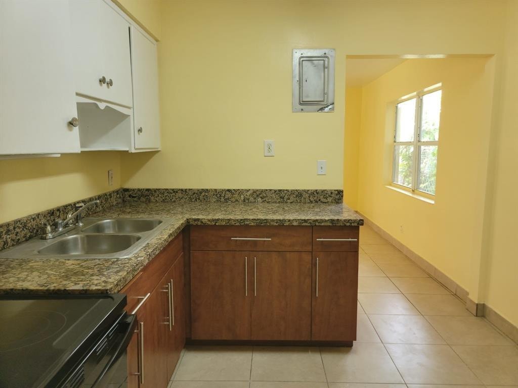 3BR – RNT at 1907 Cleveland Street #rear